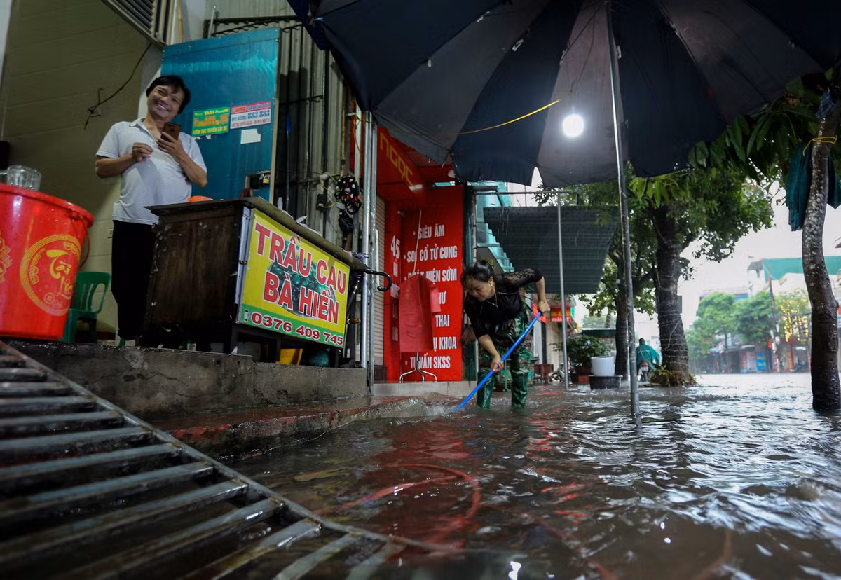 "Mới mấy ngày trước công nhân nạo vét cổng để nước rút nhanh hơn khi mưa nhưng cũng không giúp được nhiều", bà Hiền (phường Bắc Hà) nói.