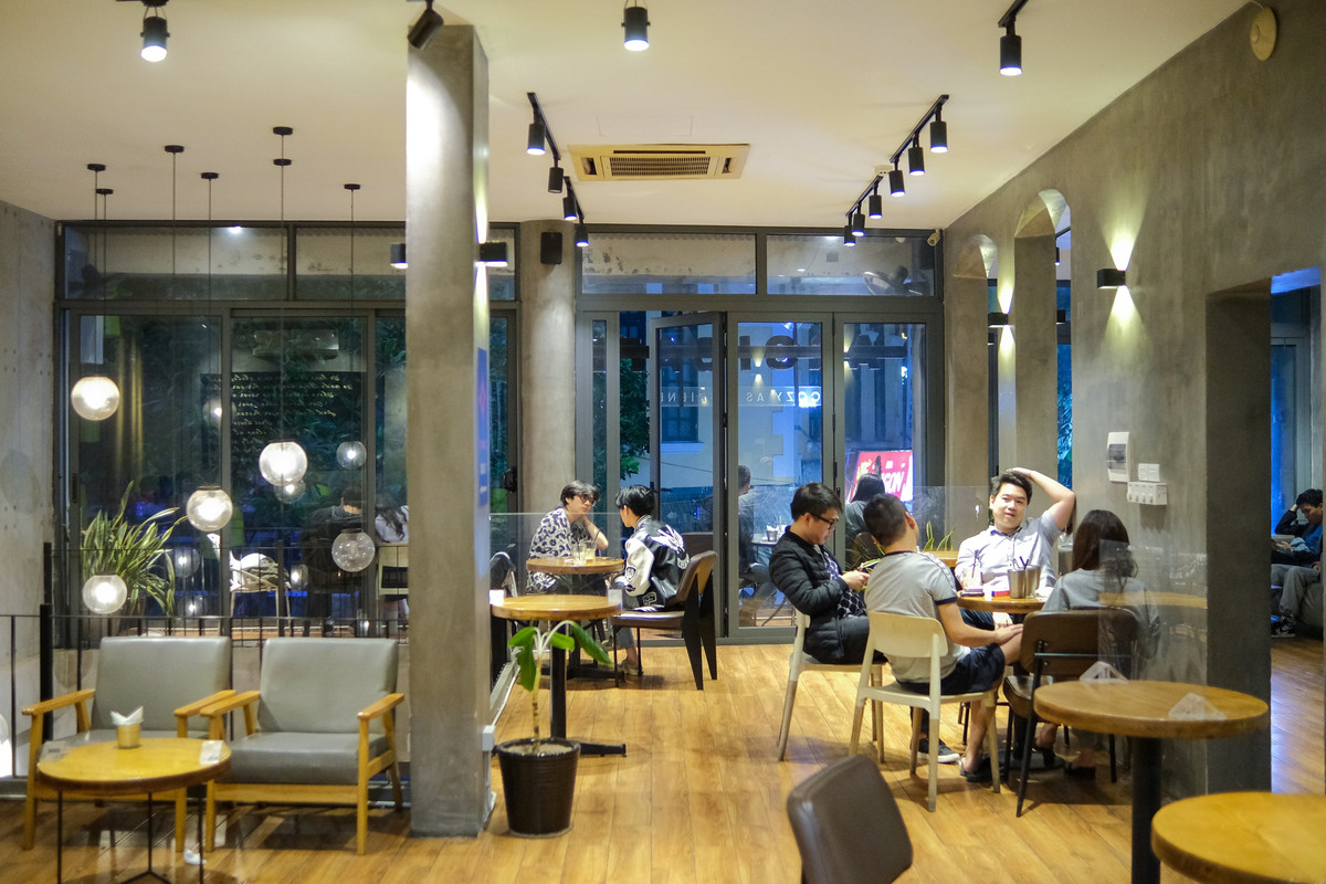 Khoảng 0h ngày 15/10, tầng 2 của quán cà phê Aroi vẫn còn khá đông khách ngồi trò chuyện. Phần lớn khách ghé quán là các bạn trẻ, ở trong độ tuổi học sinh, sinh viên.