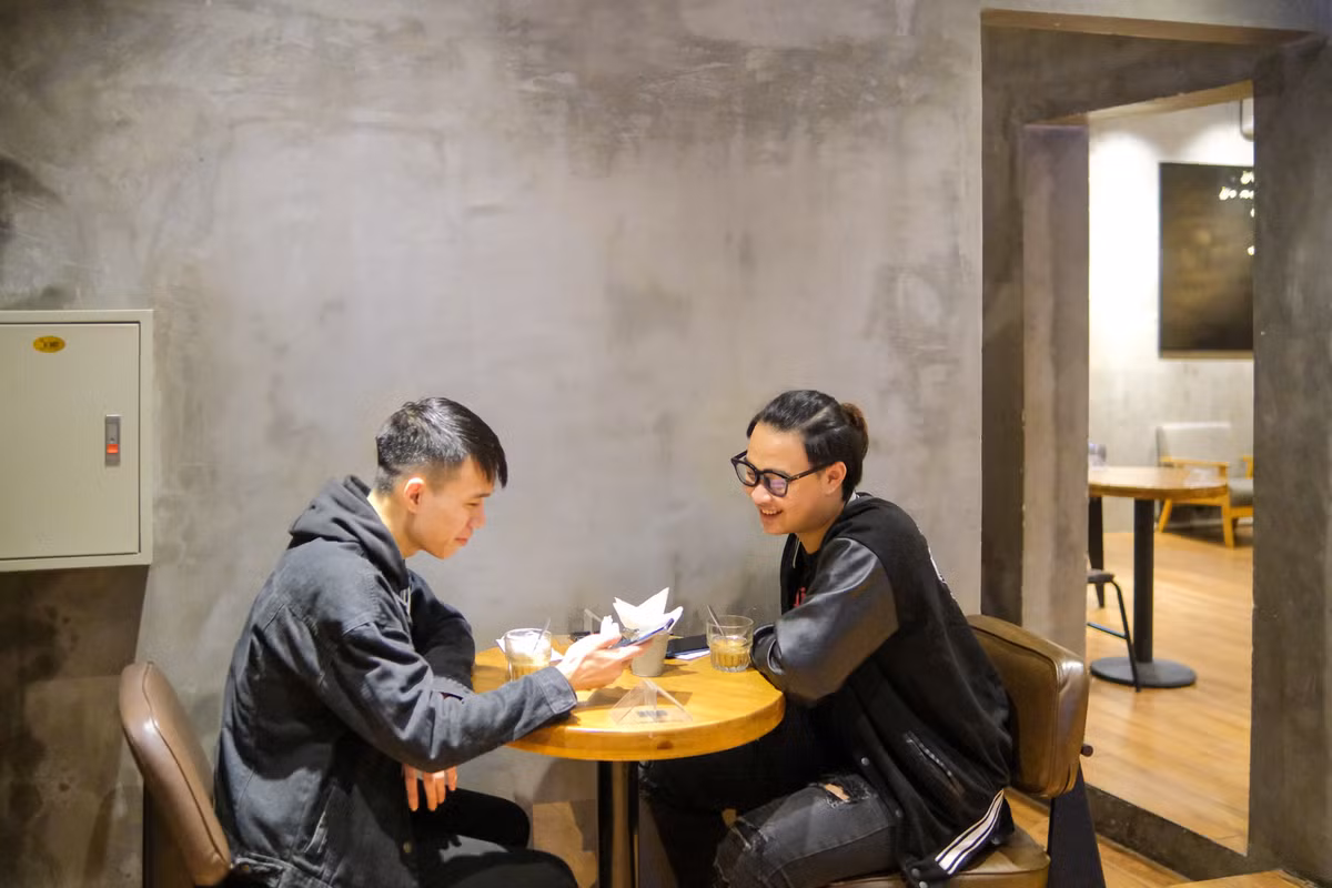 Với Trung Hiếu và Đức Anh (21 tuổi), cà phê mở xuyên đêm trở thành chốn gặp mặt quen thuộc của cả hai. “Hai đứa đều tan làm vào khoảng 22h nên chỉ có tranh thủ ngồi nói chuyện 1-2 tiếng vào ban đêm. Đi cà phê vào tối muộn có điểm thú vị là quán vắng, thoải mái tán gẫu hơn so với thời điểm đông đúc ban ngày”, Hiếu bày tỏ. Trước đó, đôi bạn đến ngồi quán khá thường xuyên, khoảng 2-3 lần trong tuần. Sau nhiều tháng mới gặp lại, cả Hiếu và Đức Anh đều thấy phấn khởi khi tiếp tục lại sở thích.