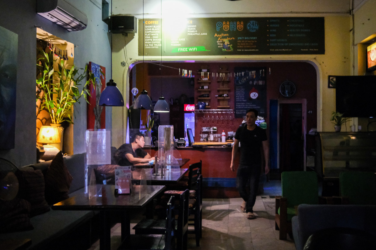 Người quản lý cho biết trong ngày đầu hoạt động trở lại, quán chỉ mở cửa đến 0h, thay vì mở 24/7 như lịch bình thường. Những ngày tới, khi việc vận hành vào guồng quay cũ, quán dự tính phục vụ đến 2h sáng.