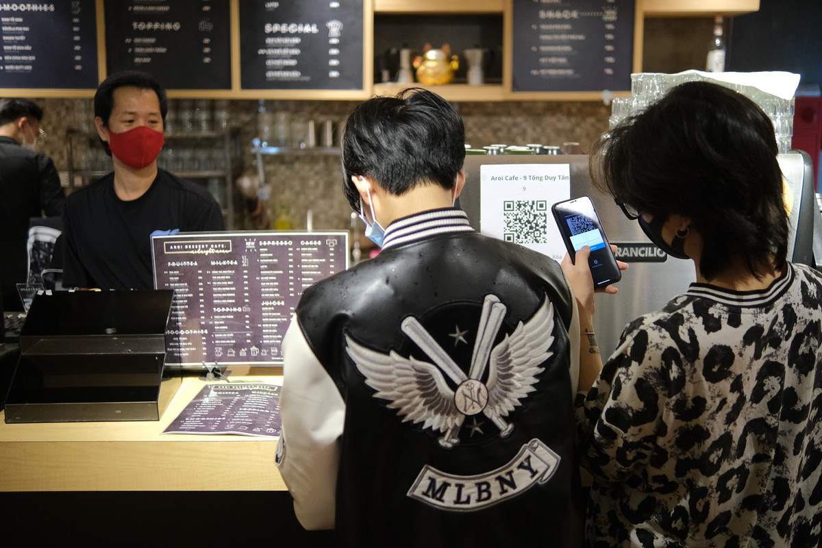 Trước khi gọi đồ, khách hàng được yêu cầu quẹt mã QR, khai báo y tế.