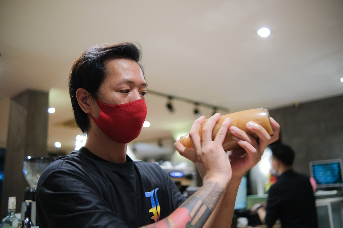 Tùng (quản lý ca đêm tại cửa hàng cà phê Aroi) nói sau khi biết thông báo mới nhất của thành phố, nhân viên bắt đầu dọn dẹp từ sáng sớm. Trong ngày đầu tiên mở lại, anh Tùng cho hay không tránh khỏi thiếu sót như còn thiếu nguyên liệu, nhân viên chưa quen tác phong làm việc lại. "Lượng khách có thấp hơn kỳ vọng nhưng mình vẫn rất mừng vì nhiều bạn trẻ vẫn còn nhớ tới quán", anh nói.