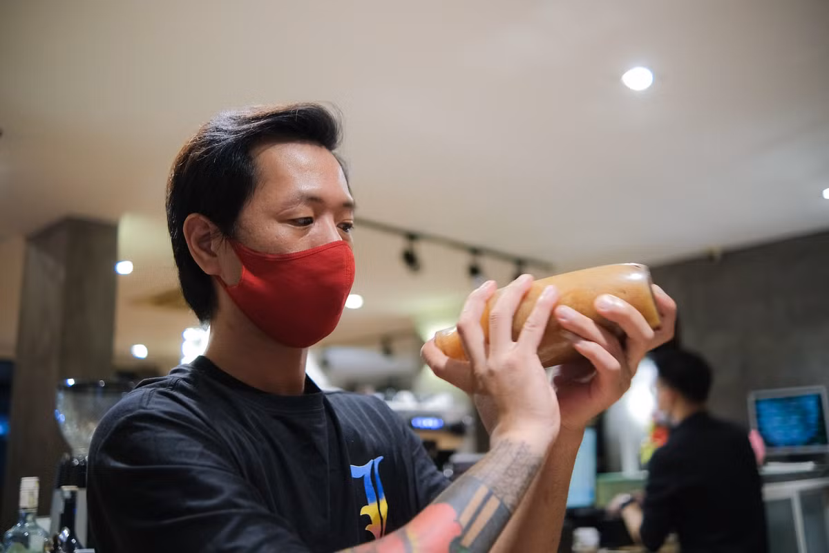 Tùng (quản lý ca đêm tại cửa hàng cà phê Aroi) nói sau khi biết thông báo mới nhất của thành phố, nhân viên bắt đầu dọn dẹp từ sáng sớm. Trong ngày đầu tiên mở lại, anh Tùng cho hay không tránh khỏi thiếu sót như còn thiếu nguyên liệu, nhân viên chưa quen tác phong làm việc lại. "Lượng khách có thấp hơn kỳ vọng nhưng mình vẫn rất mừng vì nhiều bạn trẻ vẫn còn nhớ tới quán", anh nói.