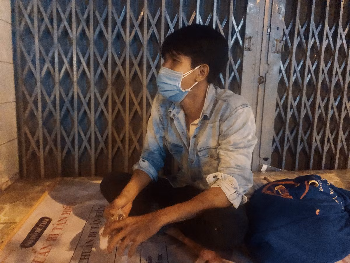 Nguoi ngheo o TP.HCM khong nha o, mieng an hau gian cach-Hinh-4