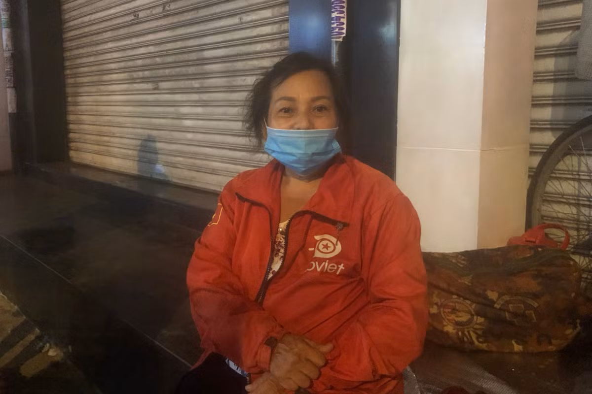 Nguoi ngheo o TP.HCM khong nha o, mieng an hau gian cach-Hinh-2