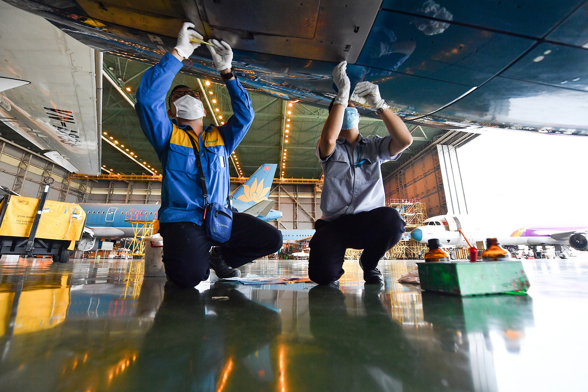 Các nhân viên kỹ thuật kiểm tra, bảo dưỡng động cơ tàu bay và nổ máy thử để đảm bảo tính khả phi (khả năng cất cánh an toàn).