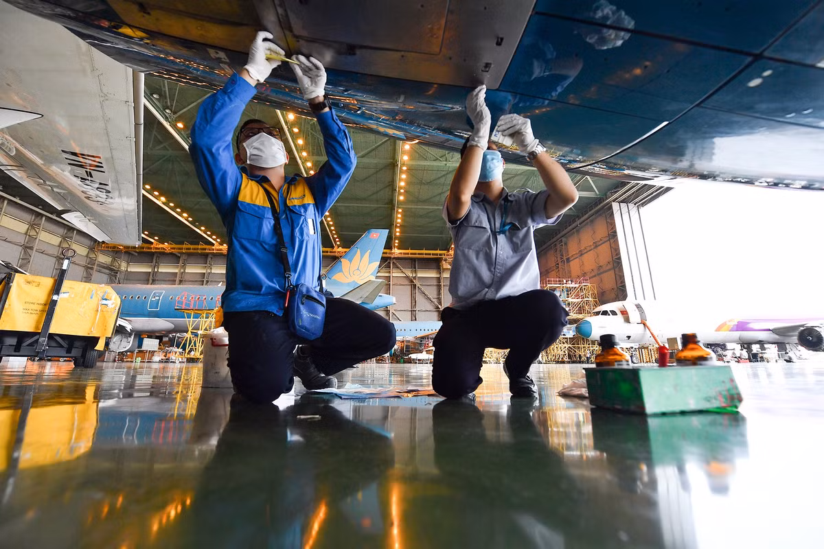 Các nhân viên kỹ thuật kiểm tra, bảo dưỡng động cơ tàu bay và nổ máy thử để đảm bảo tính khả phi (khả năng cất cánh an toàn).