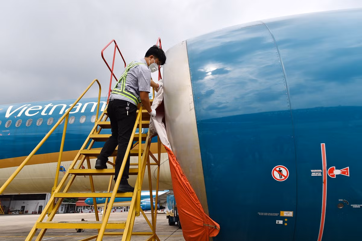 Trong hai ngày 3 và 4/10, Vietnam Airlines tiến hành gỡ bỏ bạt che động cơ các máy bay để chuẩn bị khai thác trở lại. Đây là hình ảnh tại Cảng hàng không Nội Bài (Hà Nội).