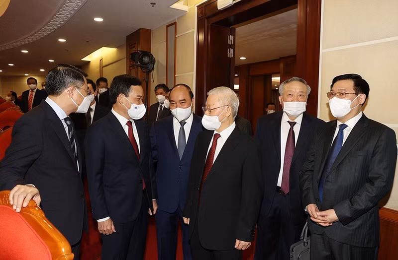 Hoi nghi Trung uong 4 ban ve chong dich va phat trien kinh te