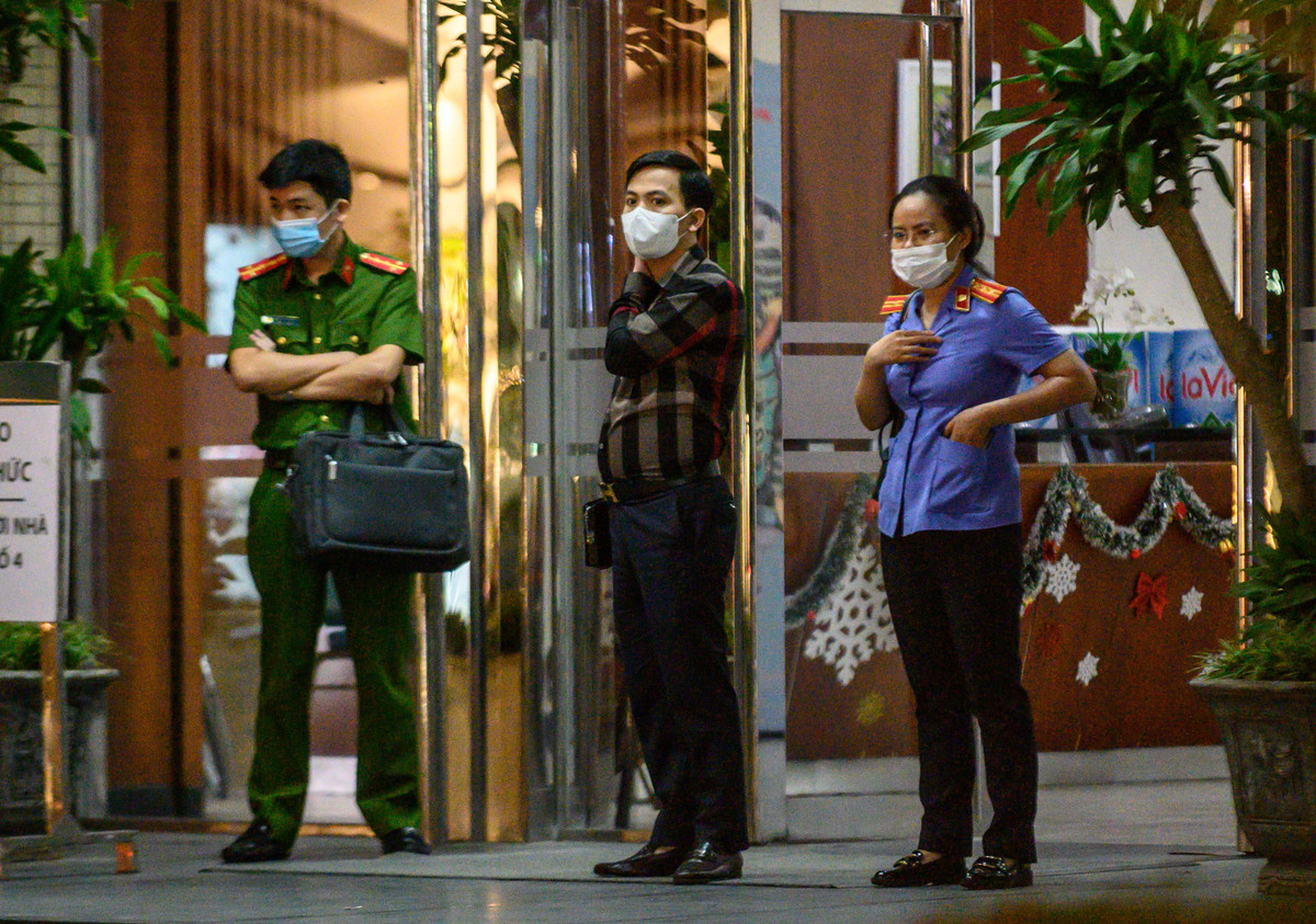 Khoảng 19h, 3 cán bộ trong đó có một kiểm sát viên ra sảnh tòa Việt - Nhật, chờ xe đến đón.