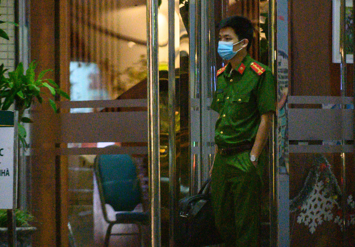 Họ làm việc trong khoảng 40 phút. Ngoài hai cán bộ trên, một số lực lượng chức năng khác đã có mặt tại đây từ trước.