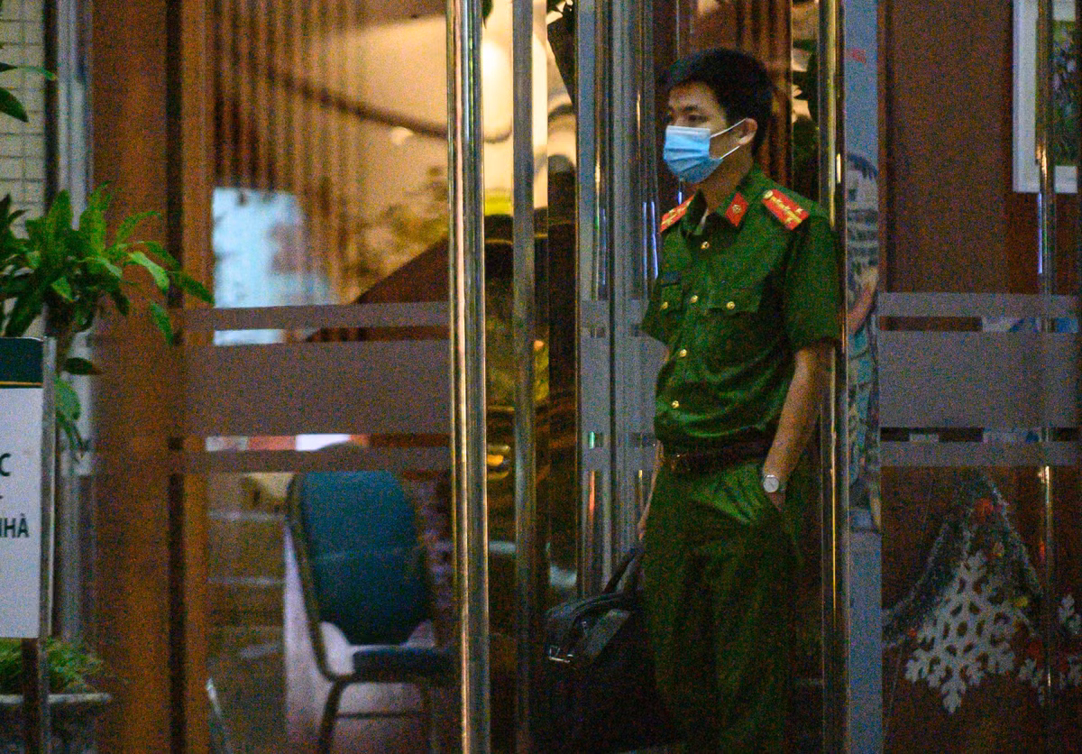 Họ làm việc trong khoảng 40 phút. Ngoài hai cán bộ trên, một số lực lượng chức năng khác đã có mặt tại đây từ trước.