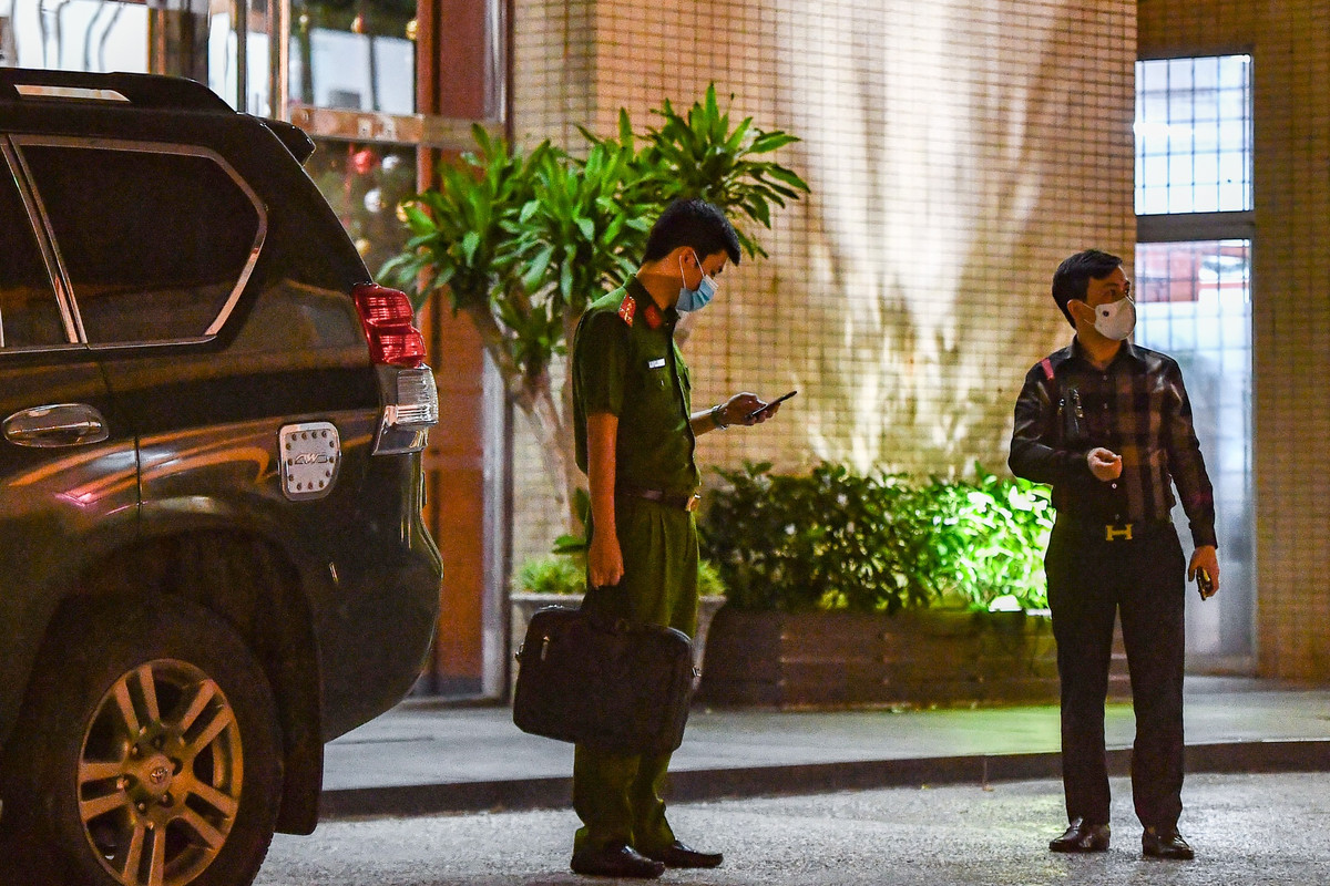 Bên cạnh ông Tuấn, chiều nay, Bộ Công an còn khởi tố bị can đối với ông Nguyễn Đức Đảng (Chủ tịch HĐQT Công ty Thiết bị Y tế Hoàng Nga). Ông Tuấn được tại ngoại, còn ông Đảng bị bắt giam.