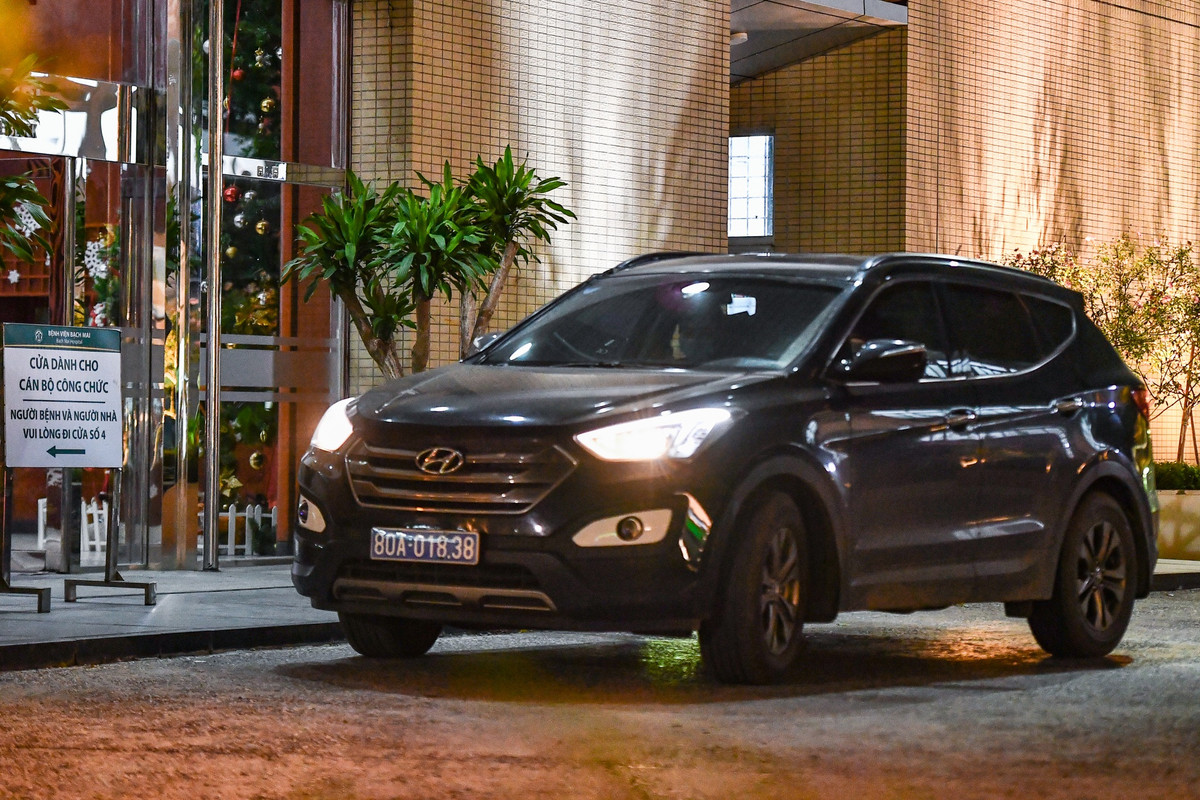 3 bị can còn lại là Trần Phú Hưng (Chủ tịch HĐQT, Phó tổng giám đốc Công ty cổ phần Đầu tư và Định giá AIC - Việt Nam), Nguyễn Hồng Dũng (Phó tổng giám đốc kiêm kế toán trưởng, thẩm định viên) và Nguyễn Trung Dũng (chuyên viên thẩm định công ty này). Đến ngày 19/7, Bộ Công an tiếp tục khởi tố ông Phạm Huy Lập (Giám đốc Công ty Cổ phần Thiết bị y tế Hoàng Nga) và bà Phạm Thị Kim Oanh (Kế toán trưởng) về cùng tội danh. Trong ảnh, chiếc Santa Fe biển xanh đón 3 cán bộ rời Bệnh viện Bạch Mai lúc 19h15.