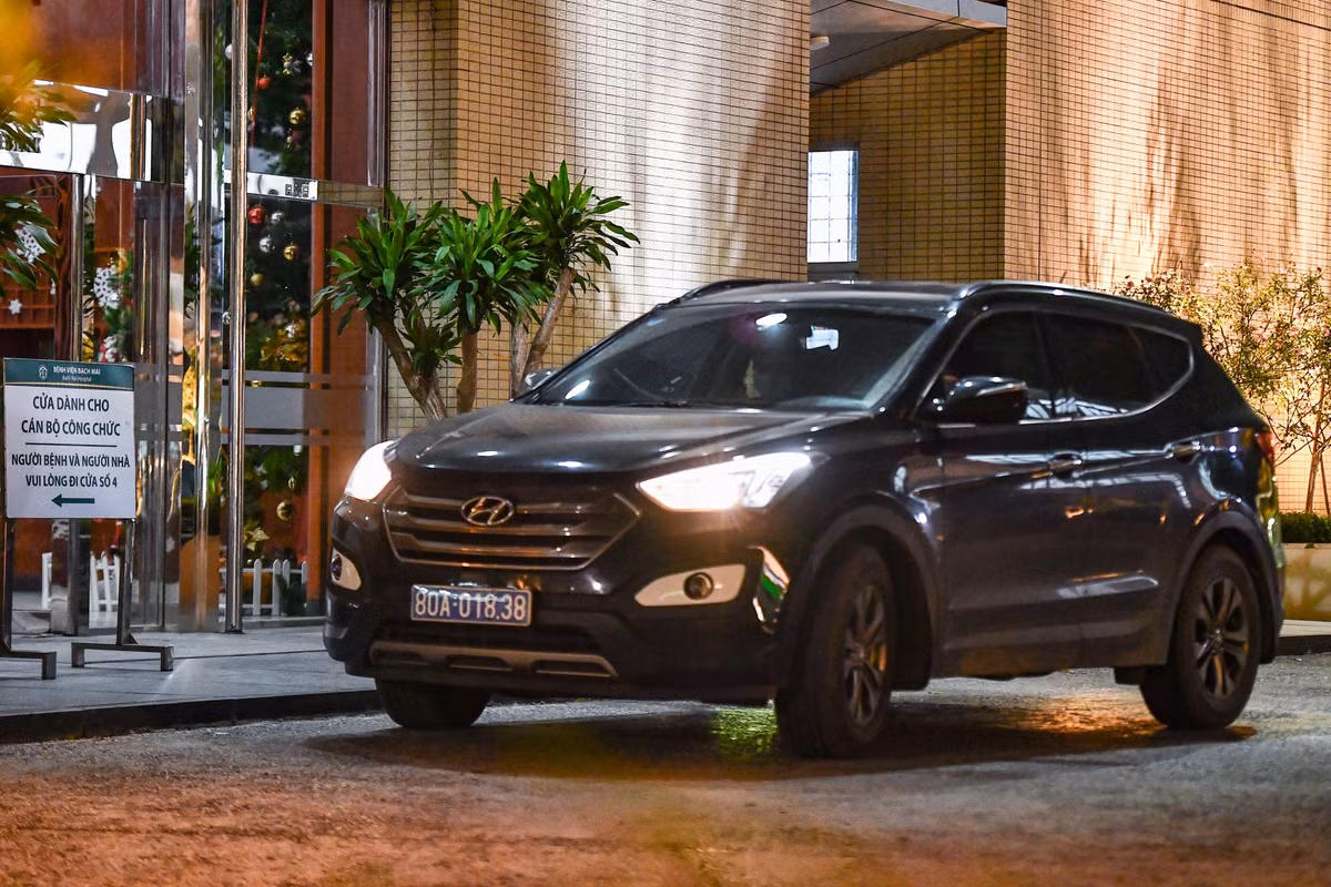 3 bị can còn lại là Trần Phú Hưng (Chủ tịch HĐQT, Phó tổng giám đốc Công ty cổ phần Đầu tư và Định giá AIC - Việt Nam), Nguyễn Hồng Dũng (Phó tổng giám đốc kiêm kế toán trưởng, thẩm định viên) và Nguyễn Trung Dũng (chuyên viên thẩm định công ty này). Đến ngày 19/7, Bộ Công an tiếp tục khởi tố ông Phạm Huy Lập (Giám đốc Công ty Cổ phần Thiết bị y tế Hoàng Nga) và bà Phạm Thị Kim Oanh (Kế toán trưởng) về cùng tội danh. Trong ảnh, chiếc Santa Fe biển xanh đón 3 cán bộ rời Bệnh viện Bạch Mai lúc 19h15.