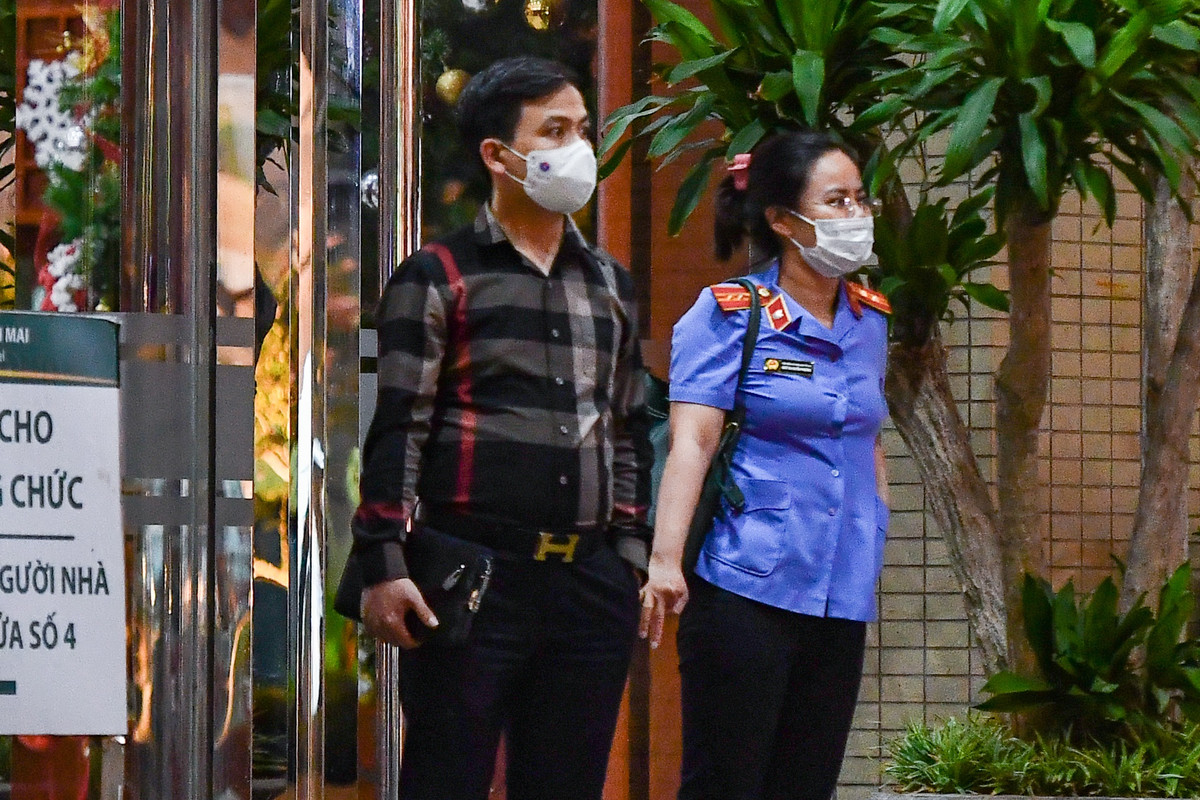 Trước đó, ngày 13/5, C03 đã bắt giam 7 bị can khác cũng liên quan đến vụ án trên, họ cùng bị khởi tố về tội Vi phạm quy định về đấu thầu gây hậu quả nghiêm trọng. Trong số này, 4 bị can là cựu lãnh đạo Bệnh viện Tim Hà Nội, gồm: Hoàng Thị Ngọc Hưởng (phó giám đốc), Nguyễn Thị Dung Hạnh (kế toán trưởng), Đoàn Trọng Bình (phó trưởng phòng phụ trách Phòng Vật tư) và Nghiêm Tuấn Linh (cựu Phó phòng Vật tư).