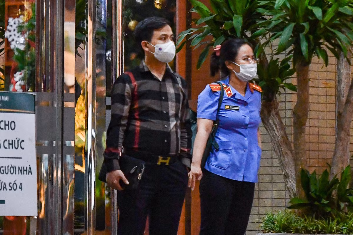 Trước đó, ngày 13/5, C03 đã bắt giam 7 bị can khác cũng liên quan đến vụ án trên, họ cùng bị khởi tố về tội Vi phạm quy định về đấu thầu gây hậu quả nghiêm trọng. Trong số này, 4 bị can là cựu lãnh đạo Bệnh viện Tim Hà Nội, gồm: Hoàng Thị Ngọc Hưởng (phó giám đốc), Nguyễn Thị Dung Hạnh (kế toán trưởng), Đoàn Trọng Bình (phó trưởng phòng phụ trách Phòng Vật tư) và Nghiêm Tuấn Linh (cựu Phó phòng Vật tư).