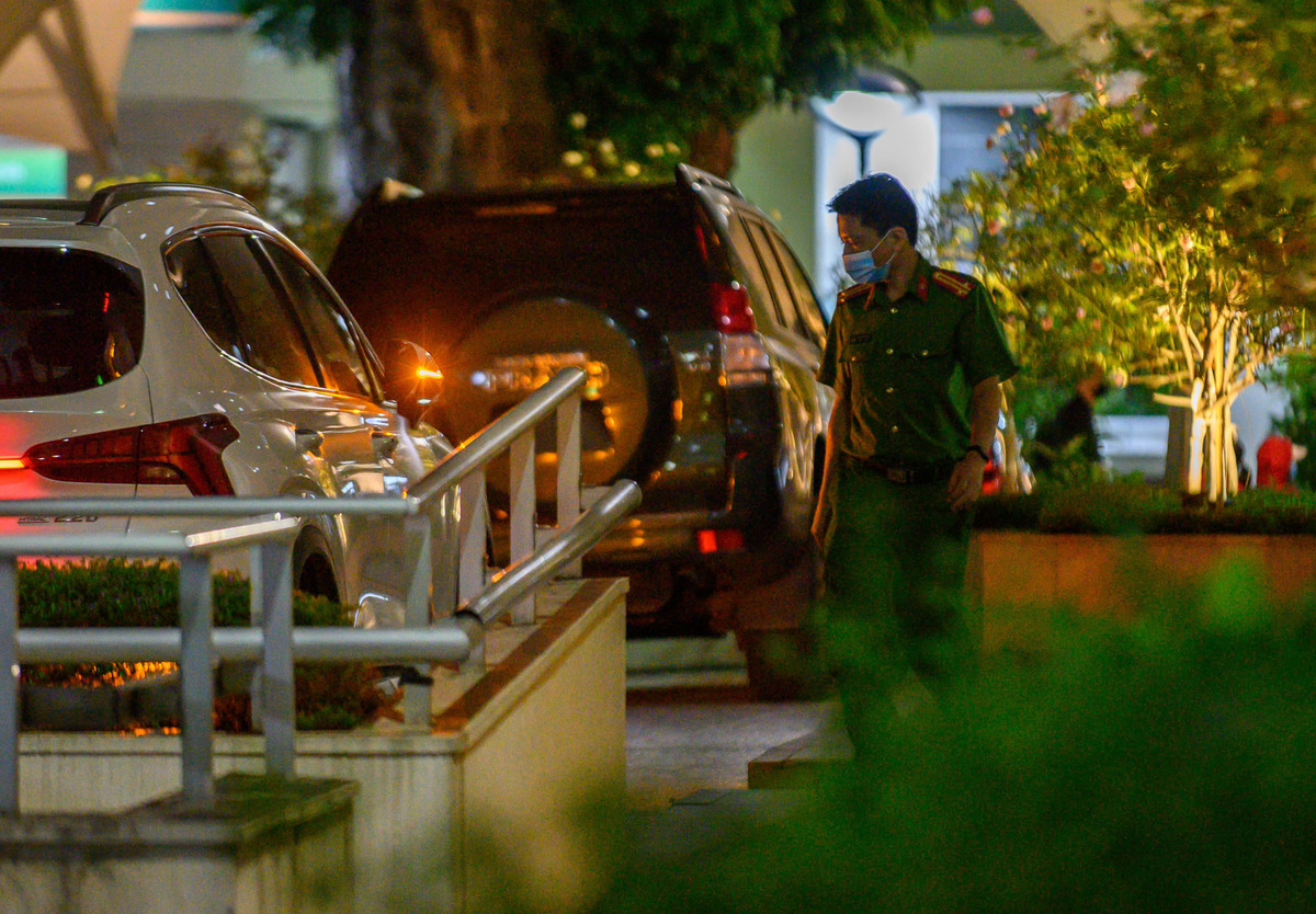 Theo Bộ Công an, việc khởi tố ông Tuấn nhằm làm rõ những sai phạm trong công tác đấu thầu mua sắm vật tư, hóa chất, thiết bị y tế phục vụ khám chữa bệnh, xảy ra từ năm 2015 khi ông Tuấn làm Giám đốc Bệnh viện Tim Hà Nội.