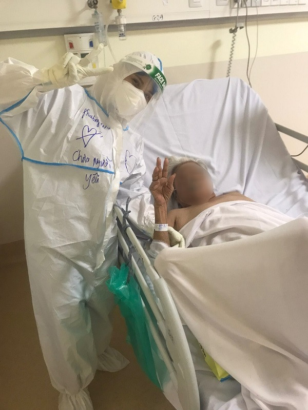 Trai long cua nu tinh nguyen vien cham soc F0 mac ket tai Sai Gon