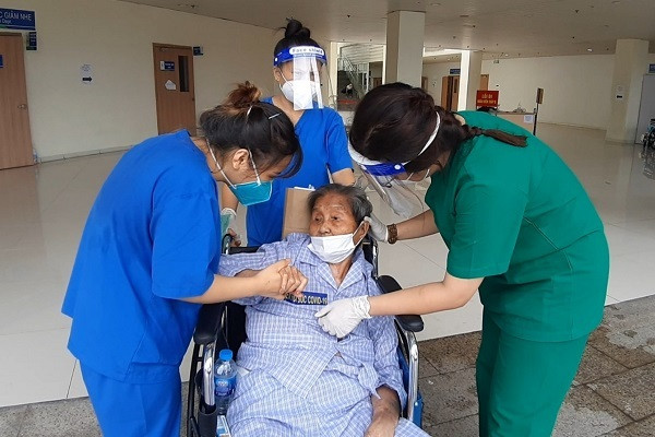 Trai long cua nu tinh nguyen vien cham soc F0 mac ket tai Sai Gon-Hinh-2