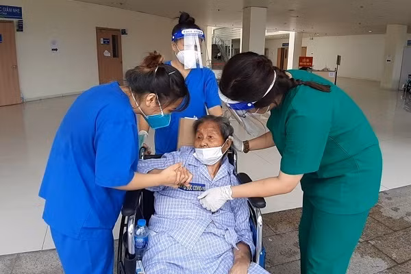 Trai long cua nu tinh nguyen vien cham soc F0 mac ket tai Sai Gon-Hinh-2