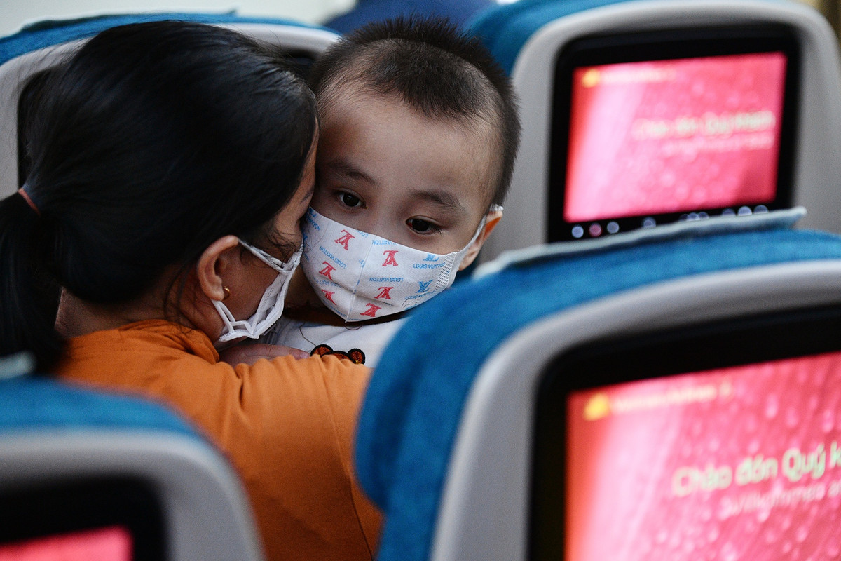 Khả năng duy nhất và mong manh để có thể cứu được mắt này của bé đó là phải tiêm thuốc nội động mạch mắt có tên Melphalan và chỉ có tại một bệnh viện ở Hà Nội. Do vậy Hữu Phúc phải ra Hà Nội gấp để chữa trị. Trên chặng bay, em bé liên tục khóc ngặt, một phần do mắt gần như không thể nhìn được.