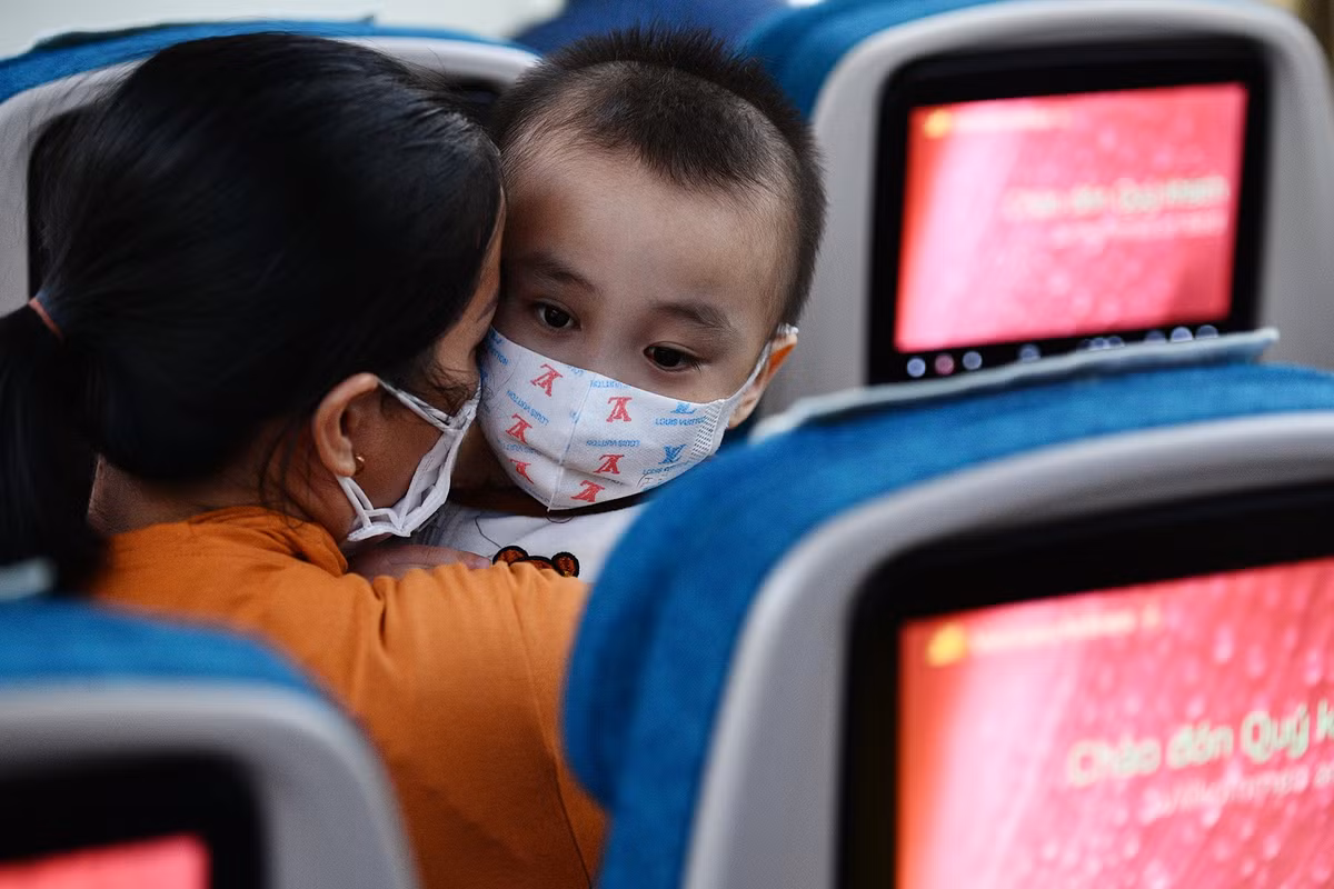 Khả năng duy nhất và mong manh để có thể cứu được mắt này của bé đó là phải tiêm thuốc nội động mạch mắt có tên Melphalan và chỉ có tại một bệnh viện ở Hà Nội. Do vậy Hữu Phúc phải ra Hà Nội gấp để chữa trị. Trên chặng bay, em bé liên tục khóc ngặt, một phần do mắt gần như không thể nhìn được.