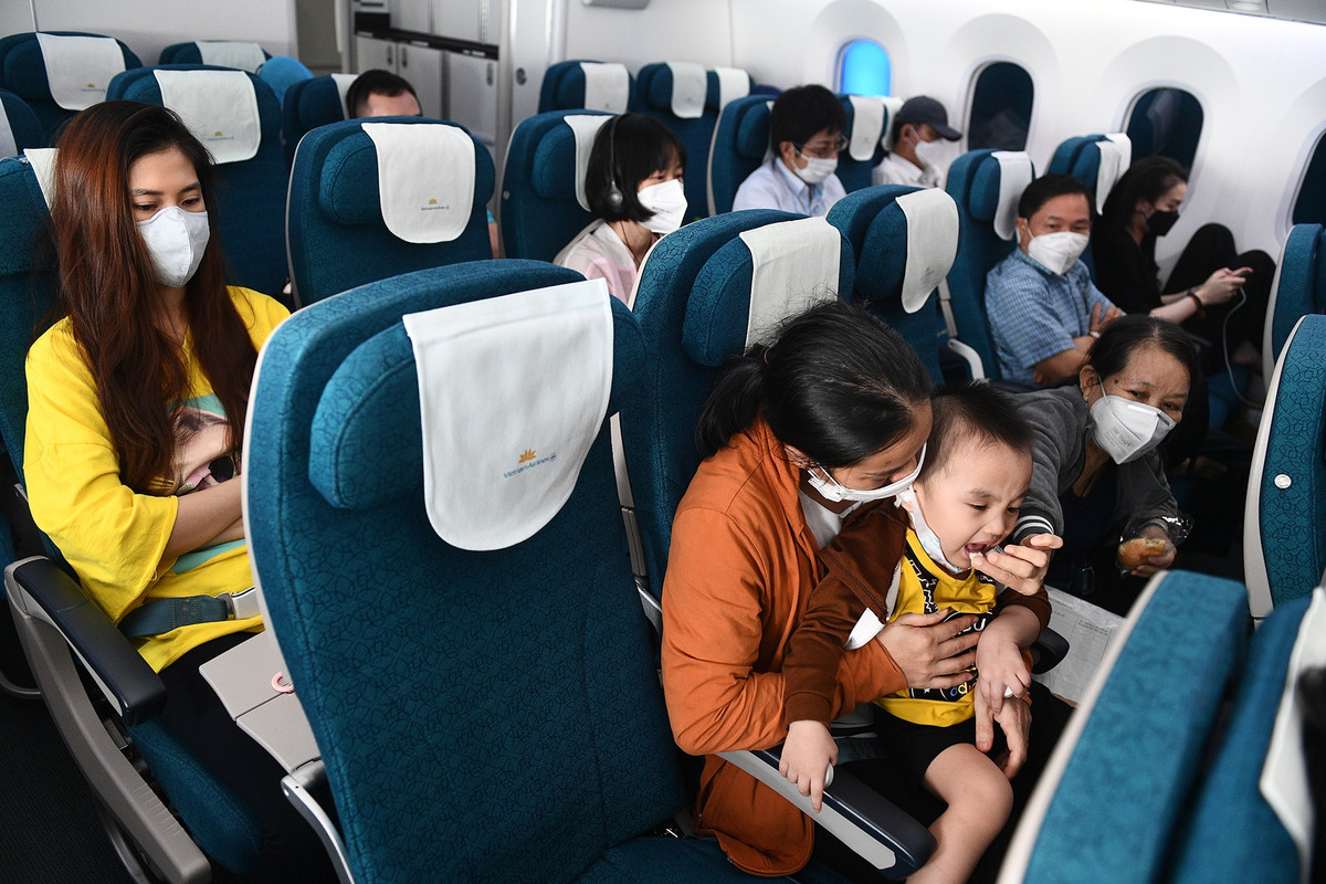 Chị Đạt (mẹ của bé) cho biết Văn Công Hữu Phúc đã trải qua những đợt chữa trị và phẫu thuật tại TP HCM và buộc phải khoét bỏ một mắt (hiện mắt bên phải là giả). Mắt còn lại phía đằng sau có nhiều khối u lớn, u nhỏ chèn làm thị lực bé chỉ còn 20-30%, gần đây đã không thể dùng phương pháp chữa trị bằng hóa xạ trị nữa.