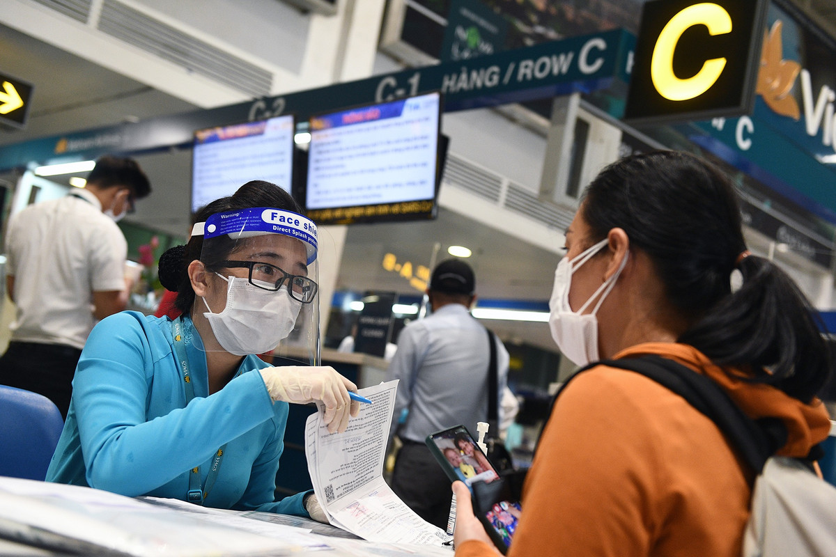 Để được bay giữa hai địa phương TP HCM và Hà Nội, hành khách phải tiêm hai mũi vaccine, có kết quả xét nghiệm SARS-CoV-2 bằng phương pháp RT-PCR hoặc xét nghiệm nhanh kháng nguyên âm tính trong vòng 72 giờ và hoàn thành bản cam kết và chuyển cho đại diện hãng hàng không khi làm thủ tục check-in tại điểm xuất phát theo mẫu.