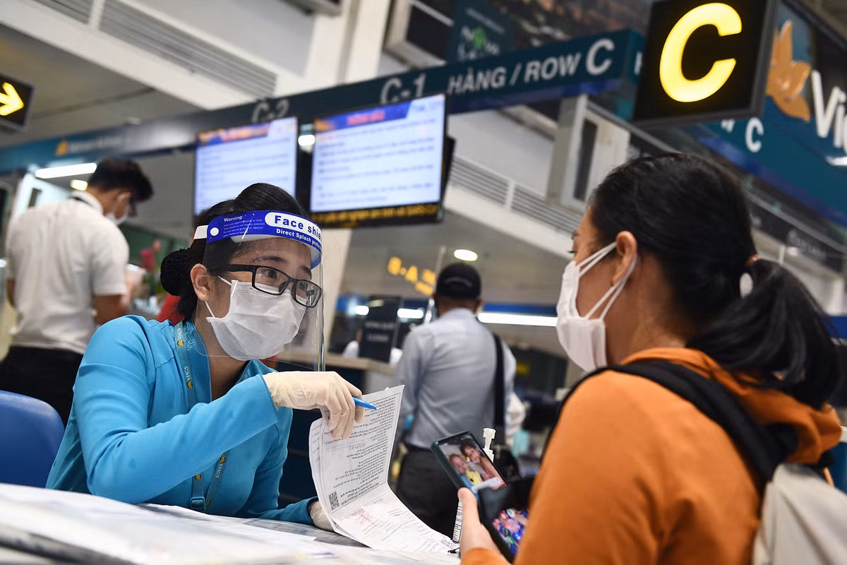 Để được bay giữa hai địa phương TP HCM và Hà Nội, hành khách phải tiêm hai mũi vaccine, có kết quả xét nghiệm SARS-CoV-2 bằng phương pháp RT-PCR hoặc xét nghiệm nhanh kháng nguyên âm tính trong vòng 72 giờ và hoàn thành bản cam kết và chuyển cho đại diện hãng hàng không khi làm thủ tục check-in tại điểm xuất phát theo mẫu.