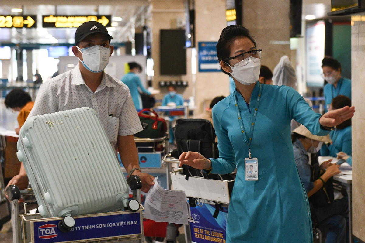 Sân bay Tân Sơn Nhất chiều 15/10, ngày thứ 6 sau khi đường bay nội địa được khôi phục thí điểm. Do phải trình nhiều loại giấy tờ, khai báo y tế, viết cam kết hoặc test nhanh tại sân bay, hành khách phải đến sớm hơn bình thường để làm thủ tục.