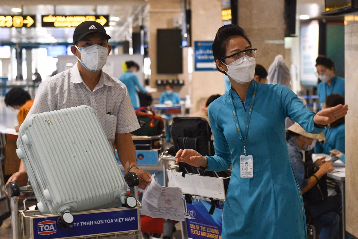 Sân bay Tân Sơn Nhất chiều 15/10, ngày thứ 6 sau khi đường bay nội địa được khôi phục thí điểm. Do phải trình nhiều loại giấy tờ, khai báo y tế, viết cam kết hoặc test nhanh tại sân bay, hành khách phải đến sớm hơn bình thường để làm thủ tục.