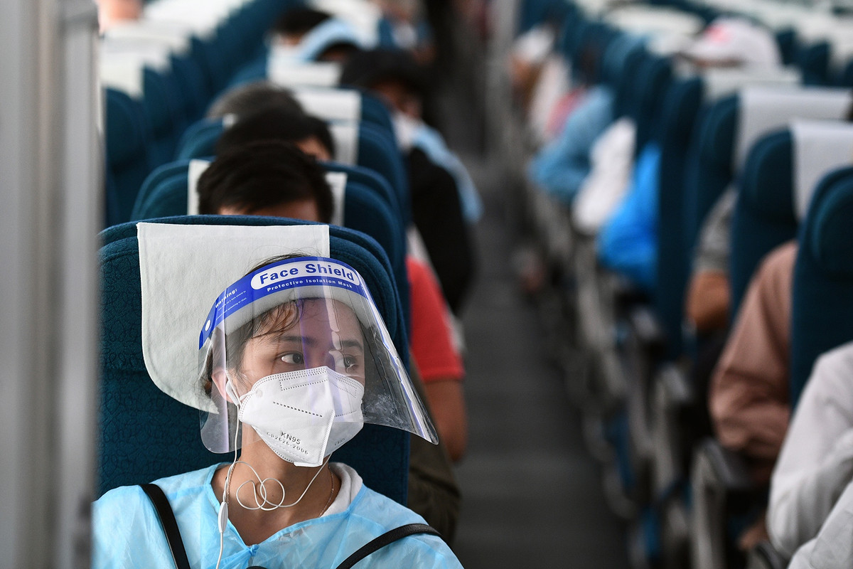 Những ngày đầu mở lại đường bay nội địa khi nhiều địa phương nới lỏng giãn cách xã hội, nhu cầu di chuyển từ TP HCM đi Hà Nội đang khá cao dù giá vé ở mức trần 3,6 triệu đồng trong suốt giai đoạn 14/10 - 21/10.