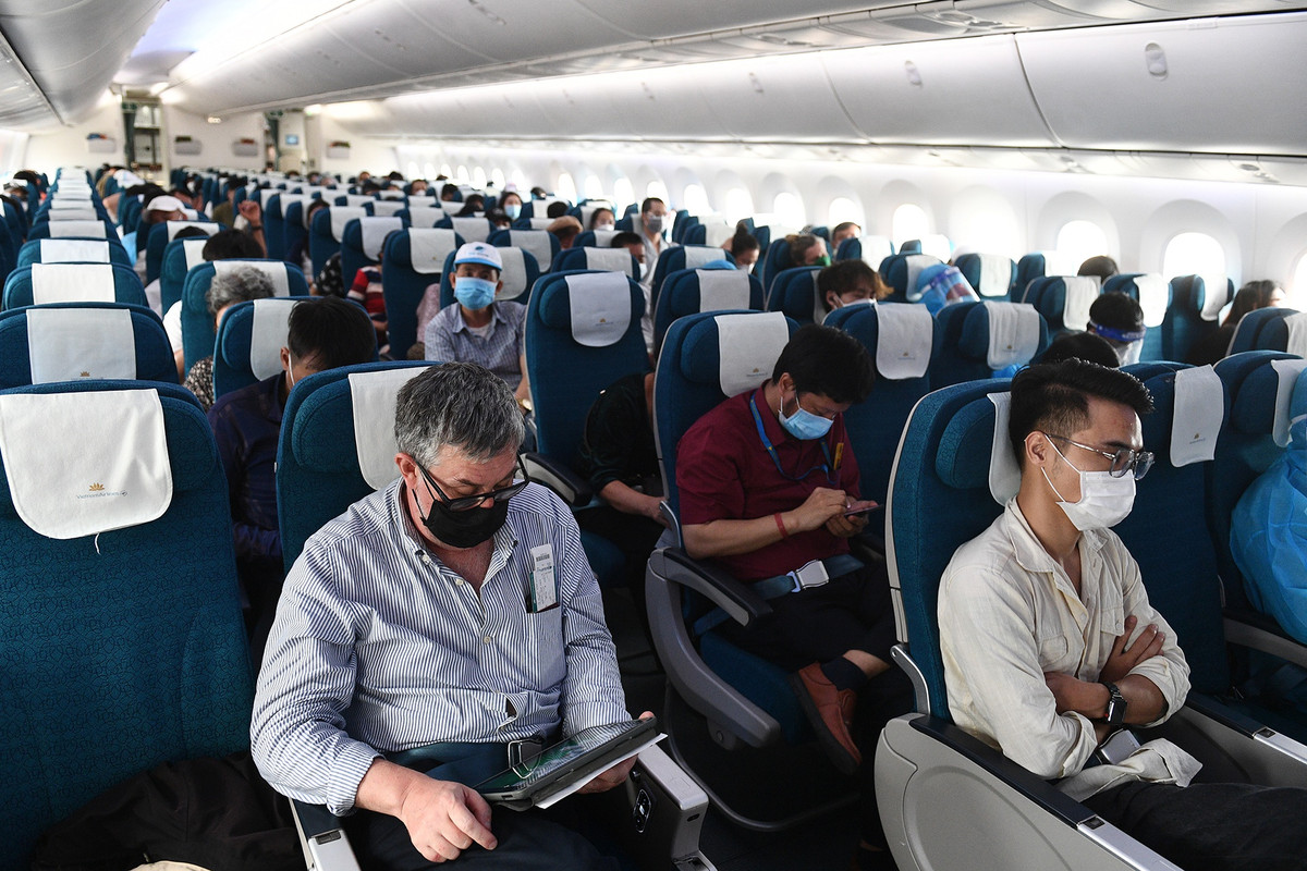 Chuyến bay VN216 chiều 15/10 nhìn thoáng qua tưởng vắng nhưng thực chất đã hết chỗ. Hành khách ngồi cách nhau một ghế trống để đảm bảo phòng dịch COVID-19.