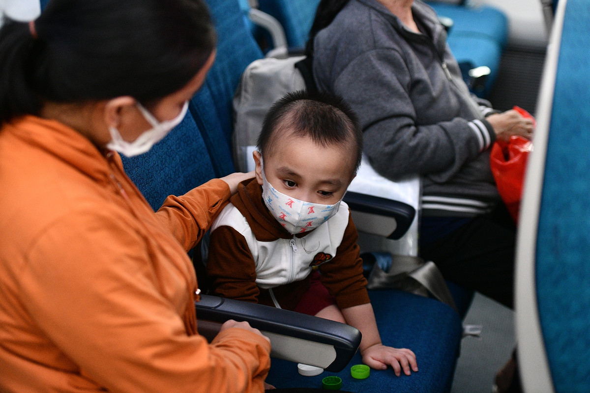 Xuat hien tre em tren chuyen bay tu TP HCM ve Ha Noi-Hinh-2