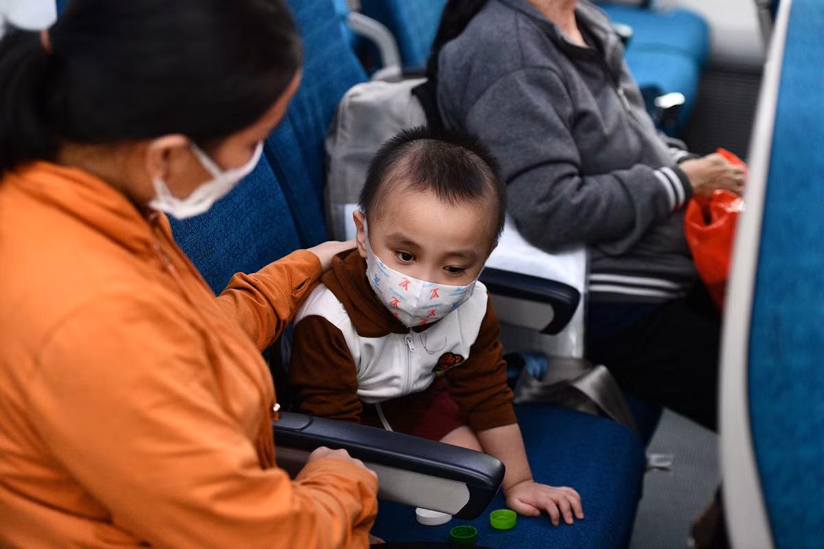 Xuat hien tre em tren chuyen bay tu TP HCM ve Ha Noi-Hinh-2