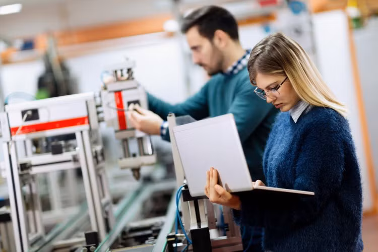  3. Chuyên gia nghiên cứu máy tính và thông tin: Công việc liên quan lĩnh vực máy tính và khoa học thông tin luôn là lựa chọn tốt cho những người mong muốn tìm kiếm thu nhập tốt. Dự đoán trong 10 năm tới, thị trường việc làm cho các chuyên gia nghiên cứu máy tính và thông tin sẽ tăng 15%, tương đương 5.000 vị trí việc làm với mức lương trung bình năm là 126.000 USD. Nếu làm việc tại các vùng đô thị như San Jose, Sunnyvale và Santa Clara ở California, mức lương có thể đạt mức 170.000 USD/năm. Ảnh: Maryville University Online.