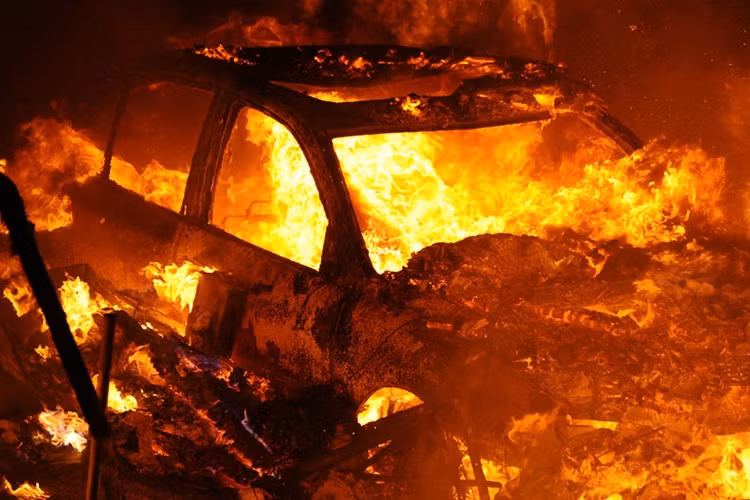 Một chiếc xe bị bốc cháy ở gần Banning ngày 7/8/2013.