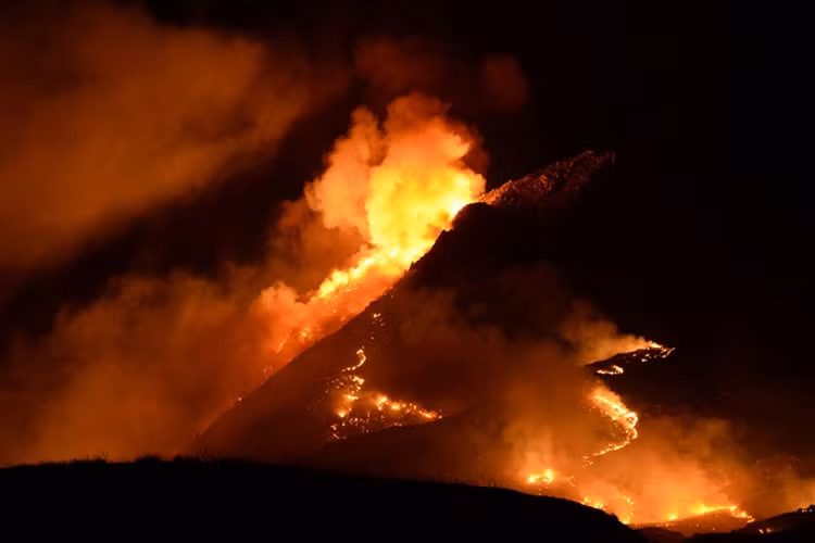 Đám cháy tiếp tục lan rộng một phần do thời tiết khô hanh ở California.