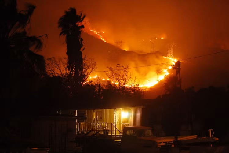 Nhiều ngôi nhà bị thiêu rụi ở Cabazon, gần Banning, sáng 8/8/2013.