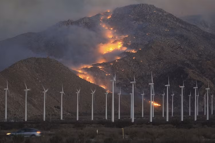 Ngọn lửa đang tiến về Banning.