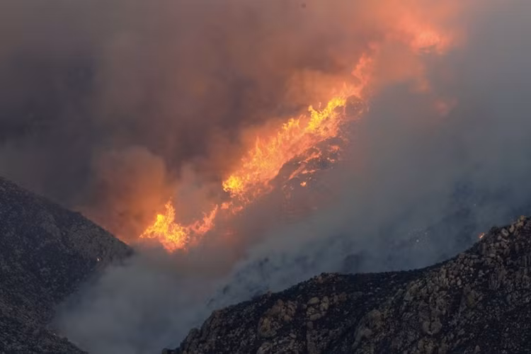Ngọn lửa lan qua núi San Jacinto, phía Đông Banning, California, ngày 8/8/2013.