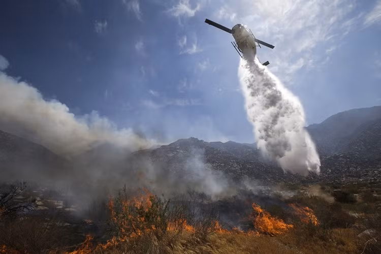 Một máy bay trực thăng cứu hỏa ở Cabazon, California, ngày 8/8/2013. Hơn 1.500 người đã phải rời bỏ nhà cửa.