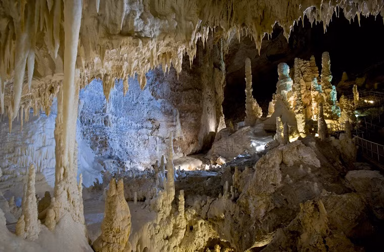 Italy là một trong những quốc gia có nhiều hang động nhất thế giới, với hơn 35.000 hang động trong lòng đất và dưới nước.