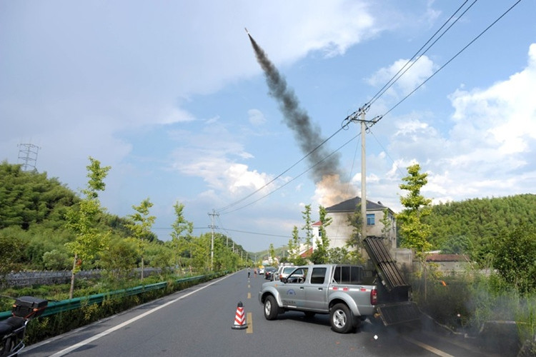 Do thời tiết quá nóng, chính quyền thành phố Hangzhou, tỉnh Zhejiang, Trung Quốc đã phải phóng tên lửa gây mưa.