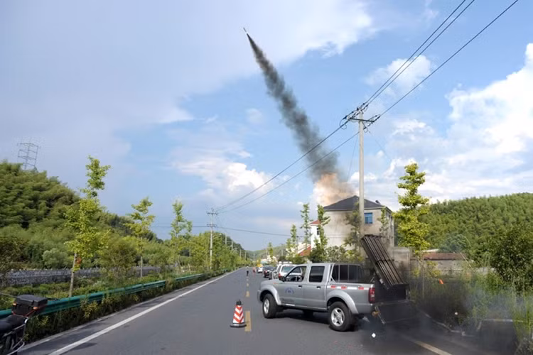 Do thời tiết quá nóng, chính quyền thành phố Hangzhou, tỉnh Zhejiang, Trung Quốc đã phải phóng tên lửa gây mưa.