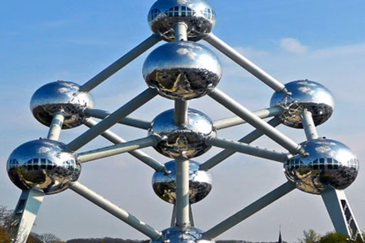Atomium, Brussels: Công trình có hình dáng nguyên tử này có tới 92m và cung cấp cho du khách một cái nhìn bao quát thành phố Brussels.