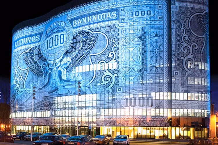 Nhà tiền Kaunas, Lithuania: Khai trương năm 2008, ngôi nhà công sở này có hình dáng tờ bạc 1.000 litu (đơn vị tiền tệ Lithuania)