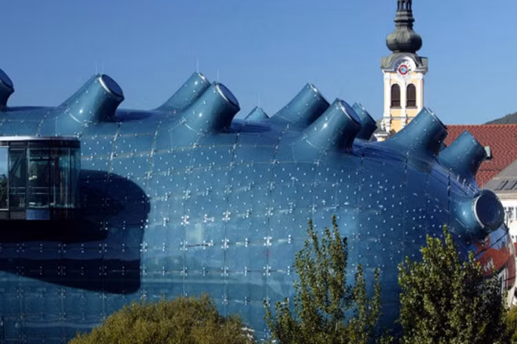 Nhà nghệ thuật Graz, CH Áo được thiết kế xây dựng trong năm 2003, khi thành phố Graz được tôn vinh là thủ đô văn hóa Châu Âu. Ngôi nhà rộng 11.000 m2 này còn có cái tên "Người ngoài hành tinh vui tính".