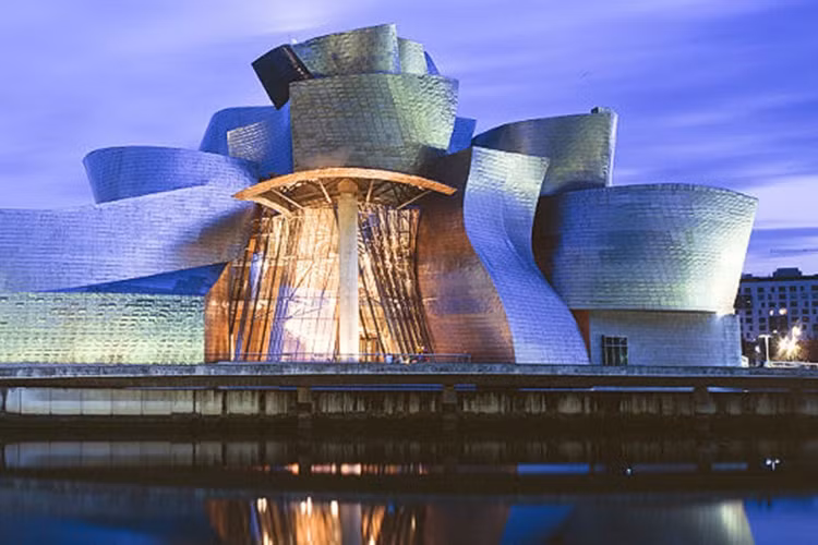 Bảo tàng Guggenheim Bilbao, Tây Ban Nha: Khai trương năm 1997, Bảo tàng Guggenheim là một cục nam châm thu hút du khách đến từ khắp nơi trên thế giới.
